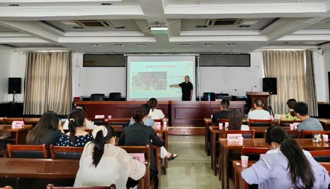 江淮创业研究院副院长朱琰受邀参加2025年怀远私营企业创新创业创造赋能座谈会并授课