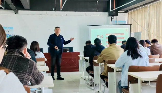 江淮创业研究院副院长朱琰受市人社局就业创业指导中心邀请前往固镇电商产业园授课